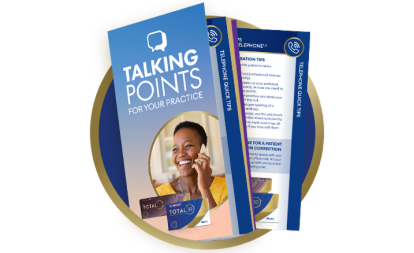 Ressource pratique TOTAL30 Multifocal intitulée « Sujets de discussion pour votre clinique », avec une femme souriante au téléphone et des conseils de communication pour le personnel.