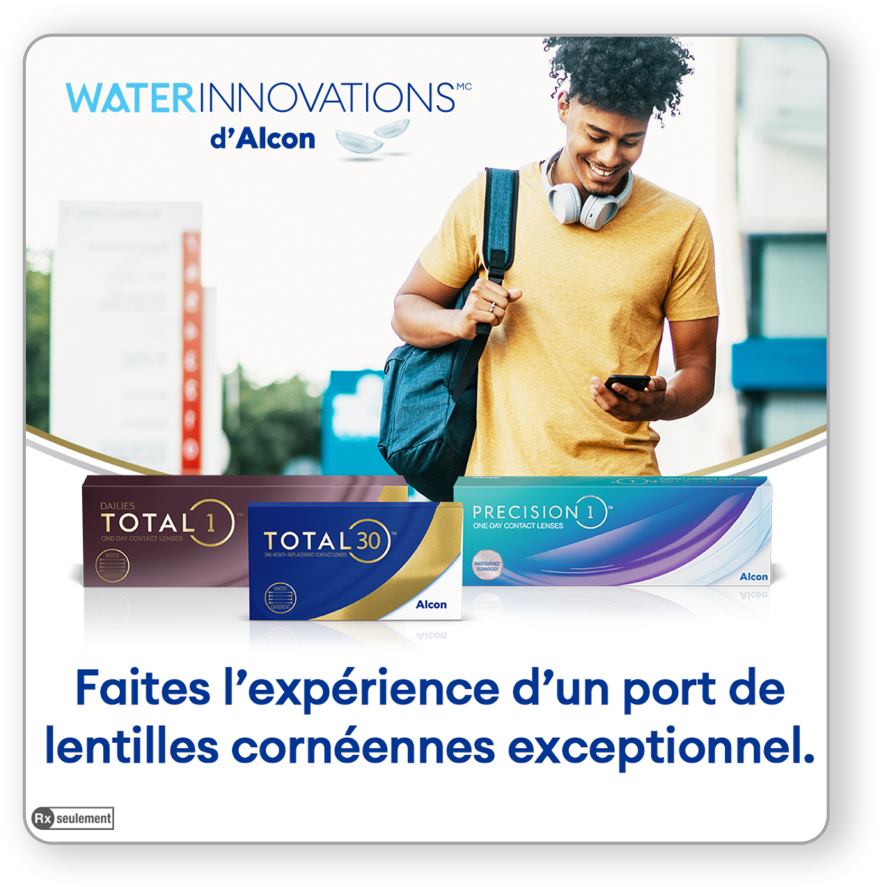 Jeune homme avec des écouteurs et un sac à dos souriant en regardant son téléphone. En bas, les boîtes de lentilles DAILIES TOTAL1, TOTAL30 et PRECISION1. Le texte de l’image indique : « Alcon WATERINNOVATIONS™ — Découvrez une expérience exceptionnelle de port de lentilles.»