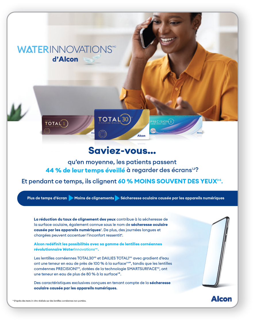 Femme souriante parlant au téléphone et utilisant un ordinateur portable, avec les boîtes de lentilles DAILIES TOTAL1®, TOTAL30® et PRECISION1® en bas. L’image souligne la réduction du clignement des yeux liée à l’utilisation des écrans et présente les lentilles WaterInnovations™ d’Alcon comme solution à la sécheresse oculaire numérique.