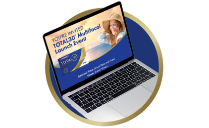 Écran d’ordinateur portable affichant une invitation à l’événement de lancement TOTAL30 Multifocal, avec image du produit et une femme souriante portant un chapeau de soleil.