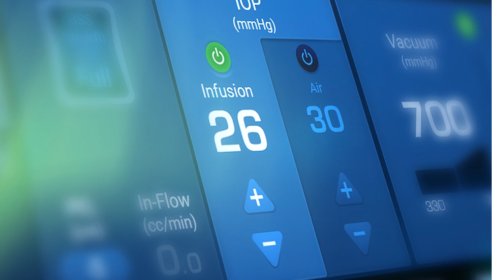 Gros plan de l'écran tactile d'un système chirurgical affichant une infusion à 26 mmHg, l'air à 30 et un vacuum à 700 mmHg avec des boutons de commande