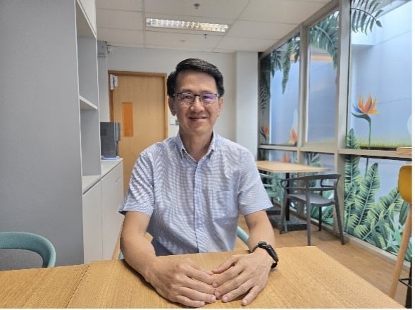 Picture of A smiling man wearing glasses.