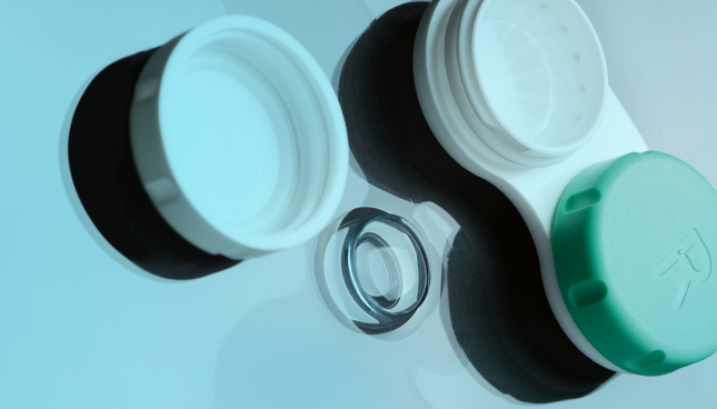 Contact lens case and monthly contact lenses