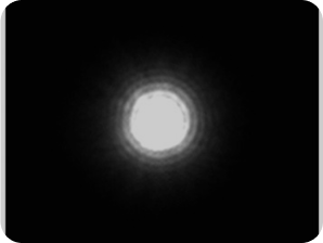 Black background with a bright light in the middle with a slight halo around the light, representing the optical bench halo measurement for AcrySof IQ Vivity® IOL.